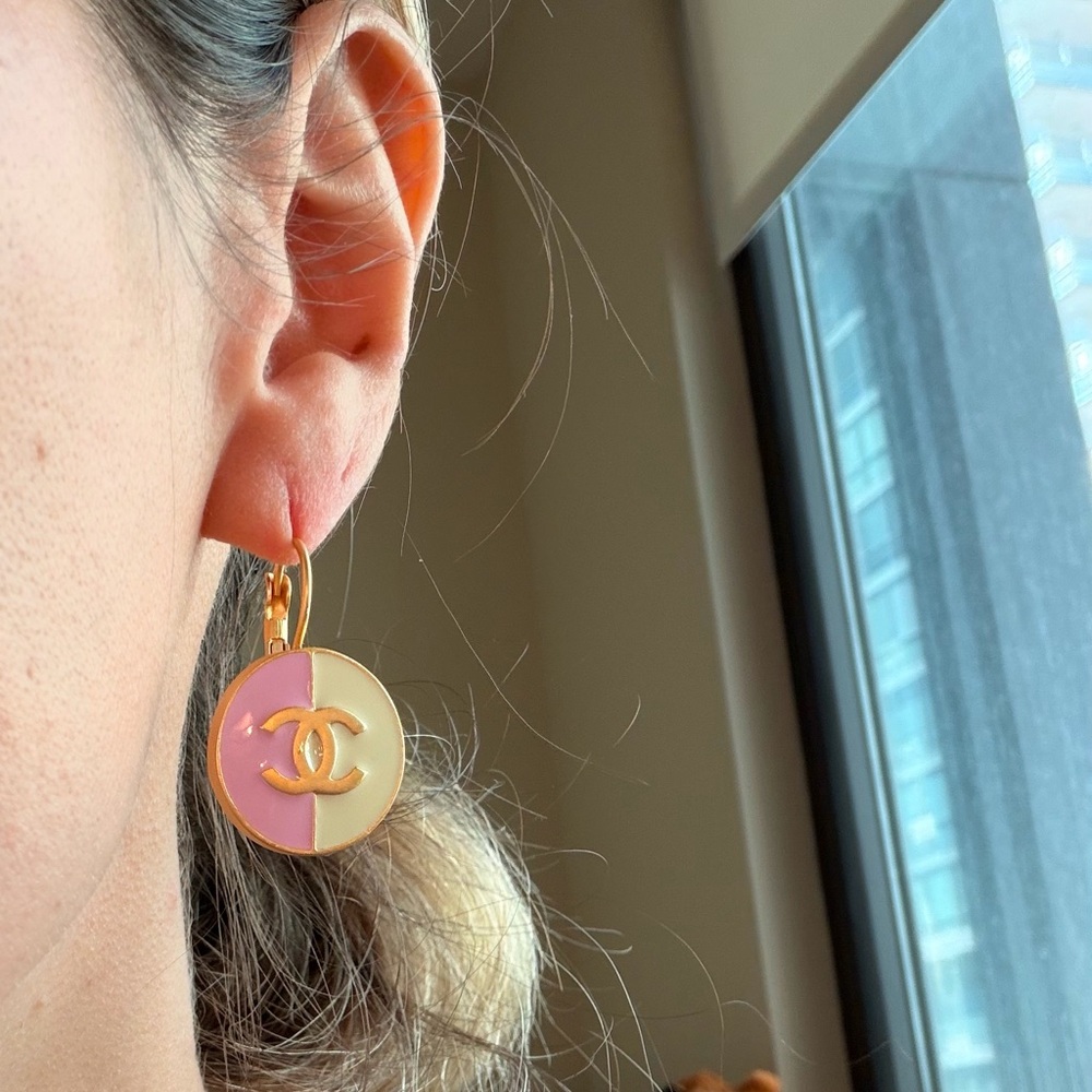 💖CHANEL Pink and White CC Round Drop Earrings with Gold-Tone Logo🤍 - Picture 10 of 12